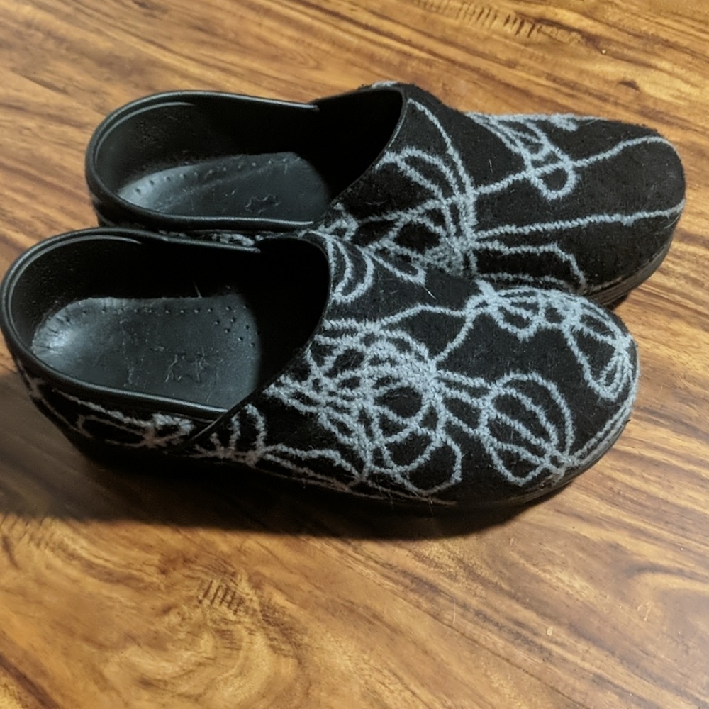 Size 39 fuzzy Danskos